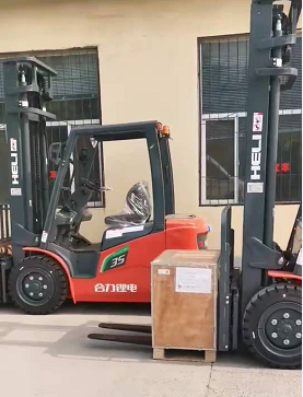 石家莊合力叉車:客戶訂貨發(fā)車兩臺(tái)鋰電叉車
